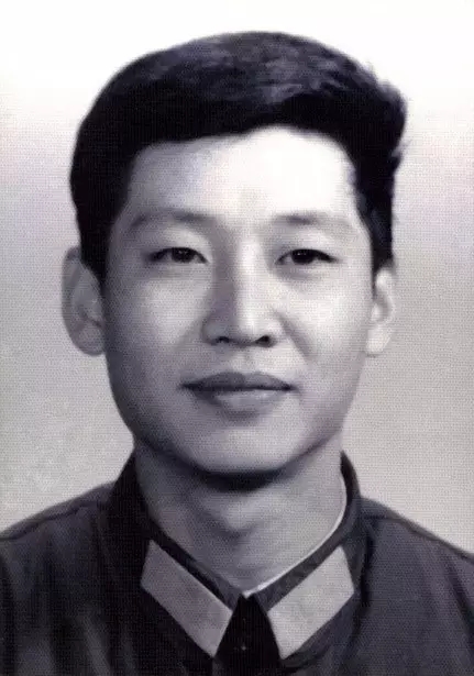 這是1979年，在中央軍委辦公廳工作時(shí)的習(xí)近平。
