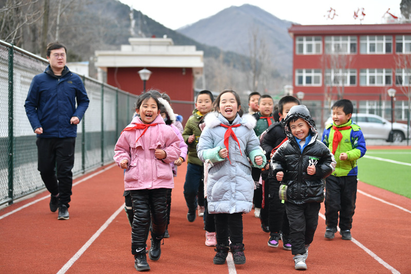 2020年12月29日，陜西省銅川市耀州區(qū)照金鎮(zhèn)北梁紅軍小學(xué)學(xué)生在操場(chǎng)跑步。
